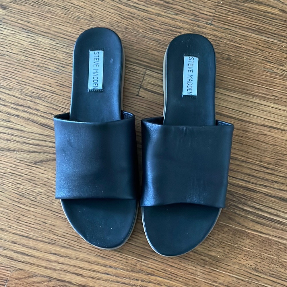 Black Steve Madden slides size 7.5